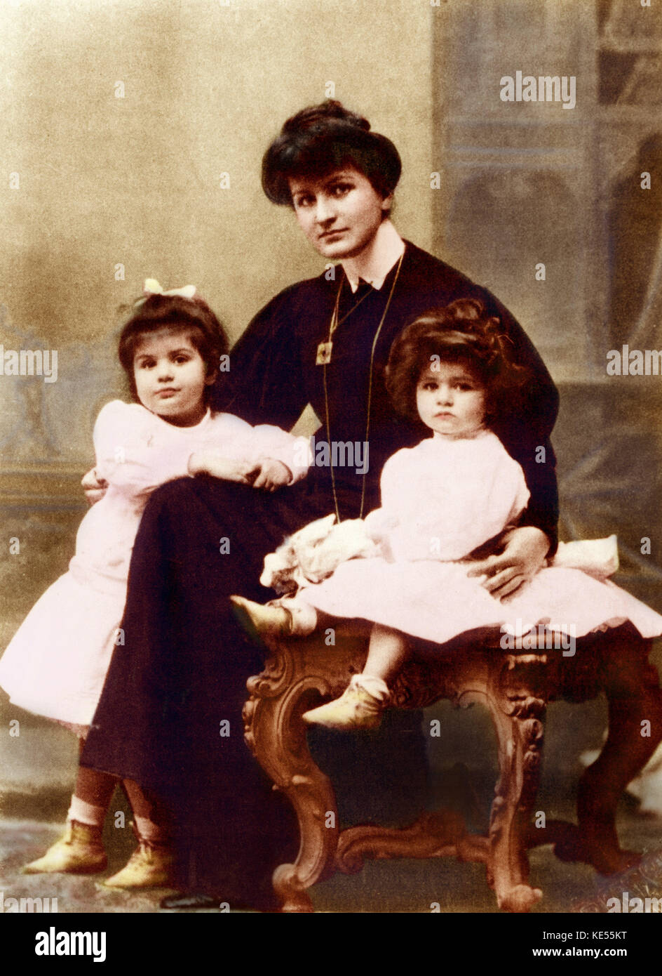 MAHLER, Alma und ihre zwei Töchter in 1906/7. Eingefärbte Version. Stockfoto