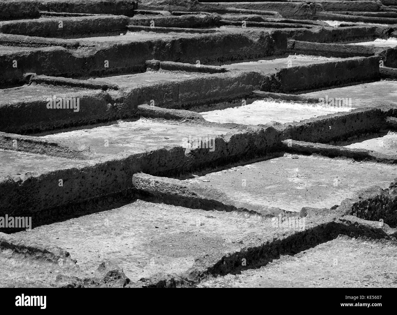 Alte saltpanes aus römischer Zeit in Sandstein geschnitzt in Malta Stockfoto