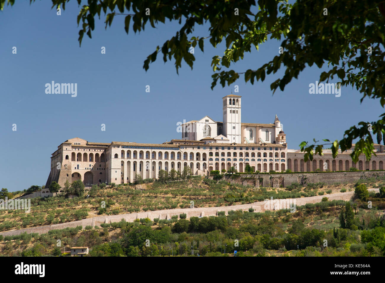Romanischen und gotischen Franziskanerklosters Italienisch Sacro Convento mit Oberen Kirche und die untere Kirche Eucharistiefeier der Basilika di San Francesco (Päpstliche Basilikum Stockfoto