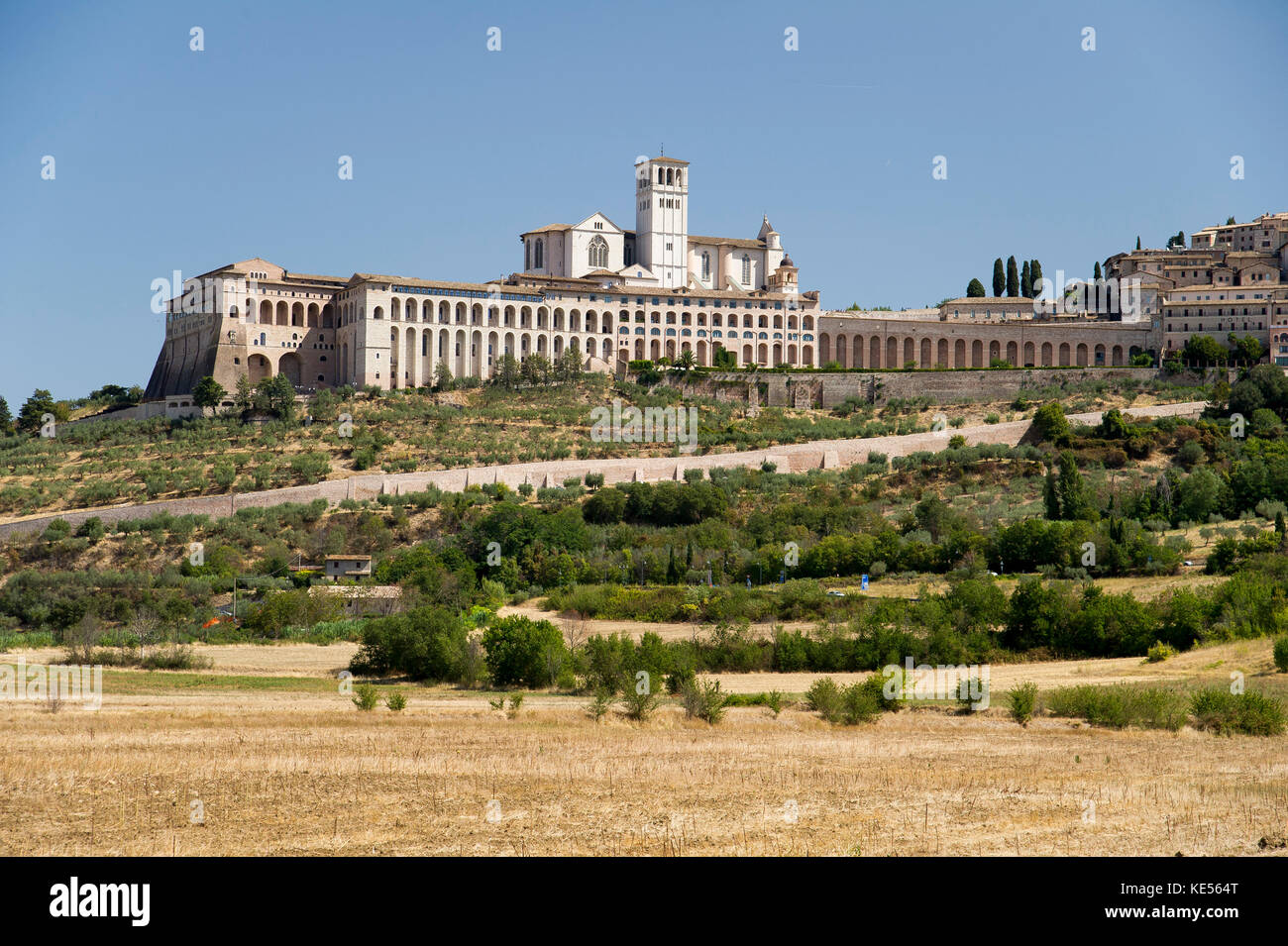 Romanischen und gotischen Franziskanerklosters Italienisch Sacro Convento mit Oberen Kirche und die untere Kirche Eucharistiefeier der Basilika di San Francesco (Päpstliche Basilikum Stockfoto
