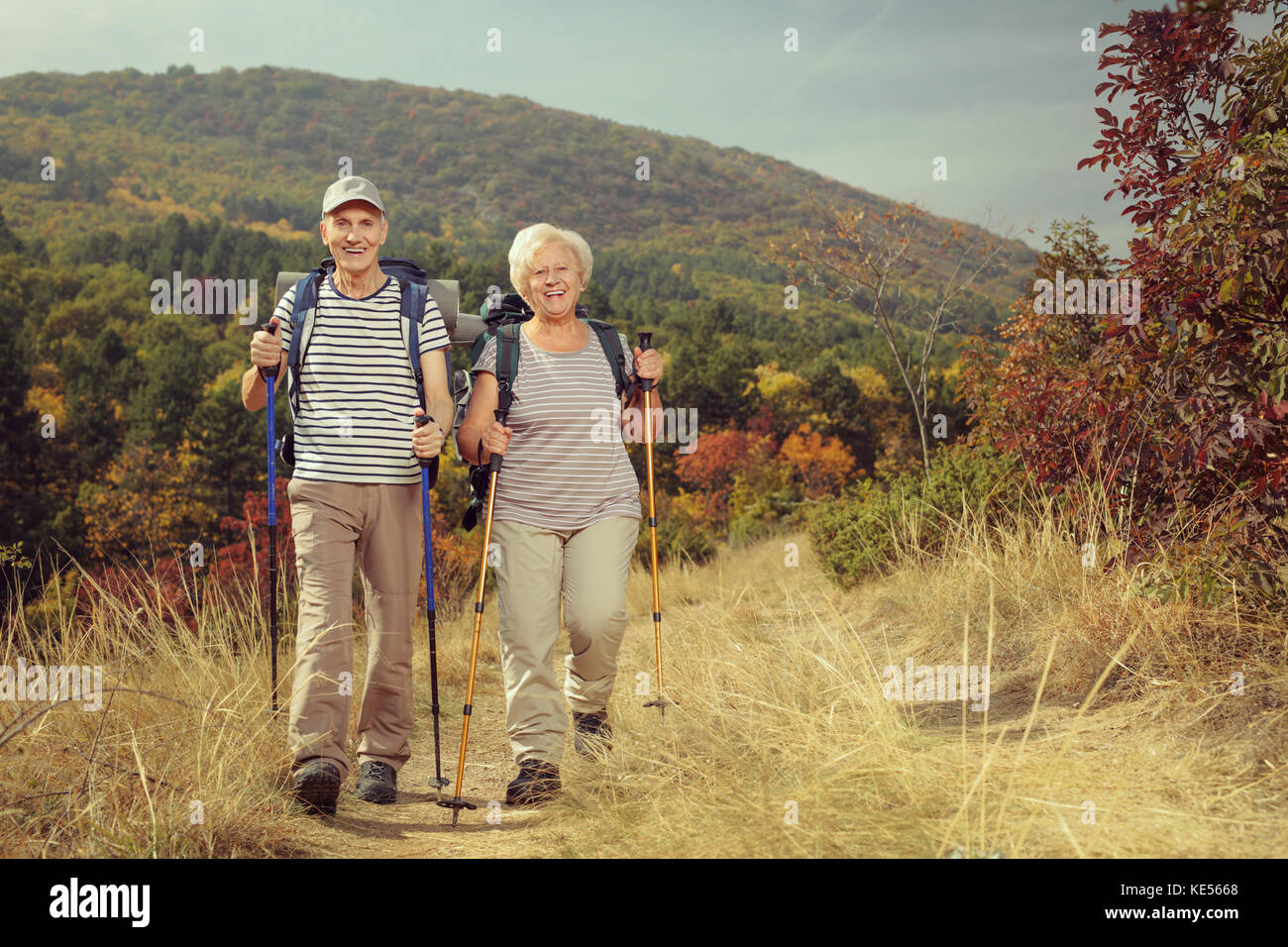 In voller Länge Porträt von zwei ältere Wanderer zu Fuß in Richtung der Kamera im Freien Stockfoto
