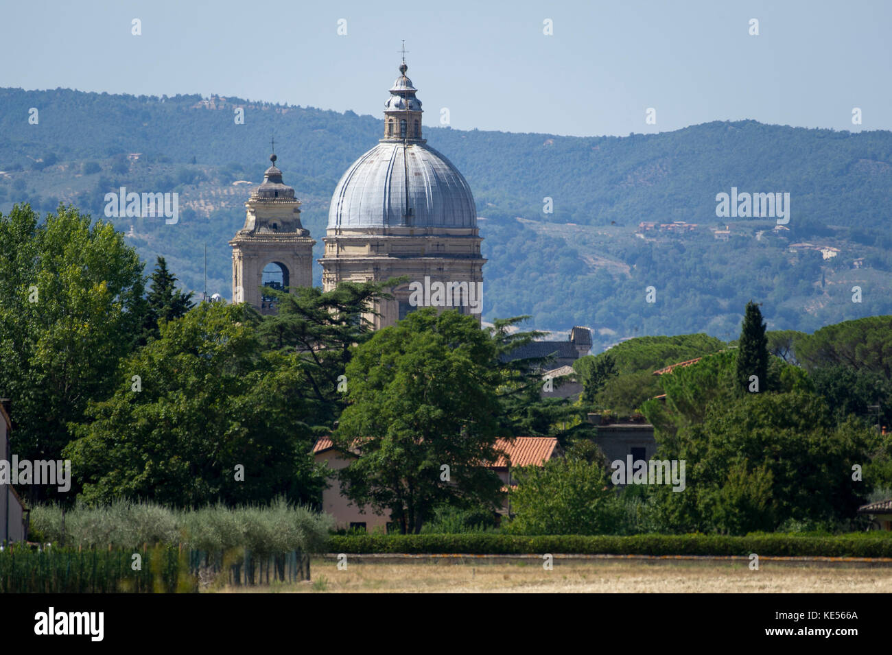 Manieristische Basilika Papale di Santa Maria degli Angeli (Päpstliche Basilika St. Maria von den Engeln) und umschließt im 9. Jahrhundert kleine Kirche namens Porz Stockfoto