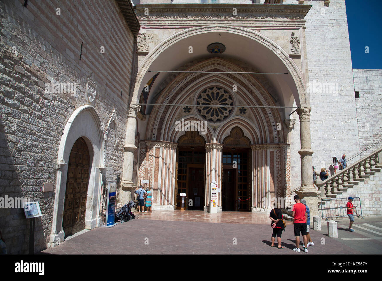 Romanischen und gotischen Franziskanerklosters Italienisch Sacro Convento mit der Unteren Kirche Eucharistiefeier Basilica di San Francesco (Päpstliche Basilika San Fran Stockfoto