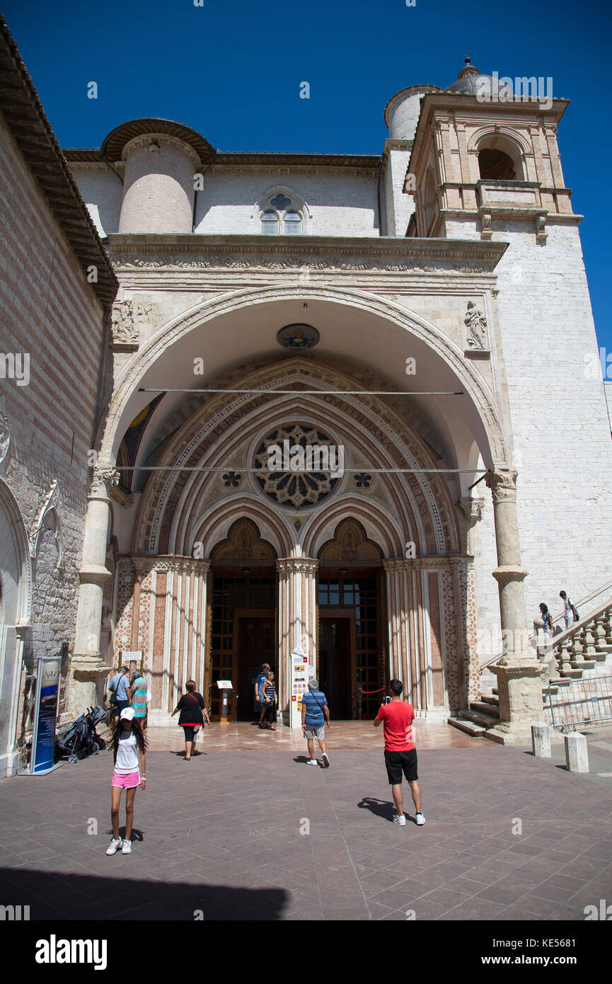 Romanischen und gotischen Franziskanerklosters Italienisch Sacro Convento mit der Unteren Kirche Eucharistiefeier Basilica di San Francesco (Päpstliche Basilika San Fran Stockfoto