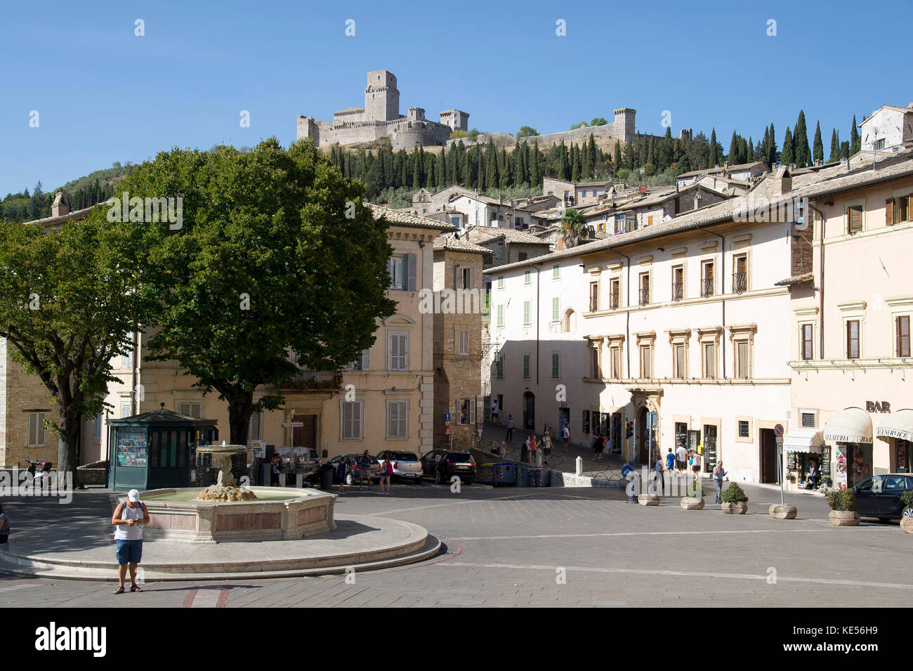 Piazza Santa Chiara und mittelalterliche Rocca Maggiore (Festung) in Assisi, Umbrien, Italien. 27. August 2017 © wojciech Strozyk/Alamy Stock Foto *** Lokale C Stockfoto