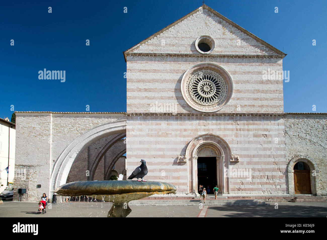 Italienische gotische Basilika di Santa Chiara (Basilika der Hl. Klara) an der Piazza Santa Chiara in Assisi, Umbrien, Italien. 27. August 2017 © wojciech Strozyk/ Stockfoto