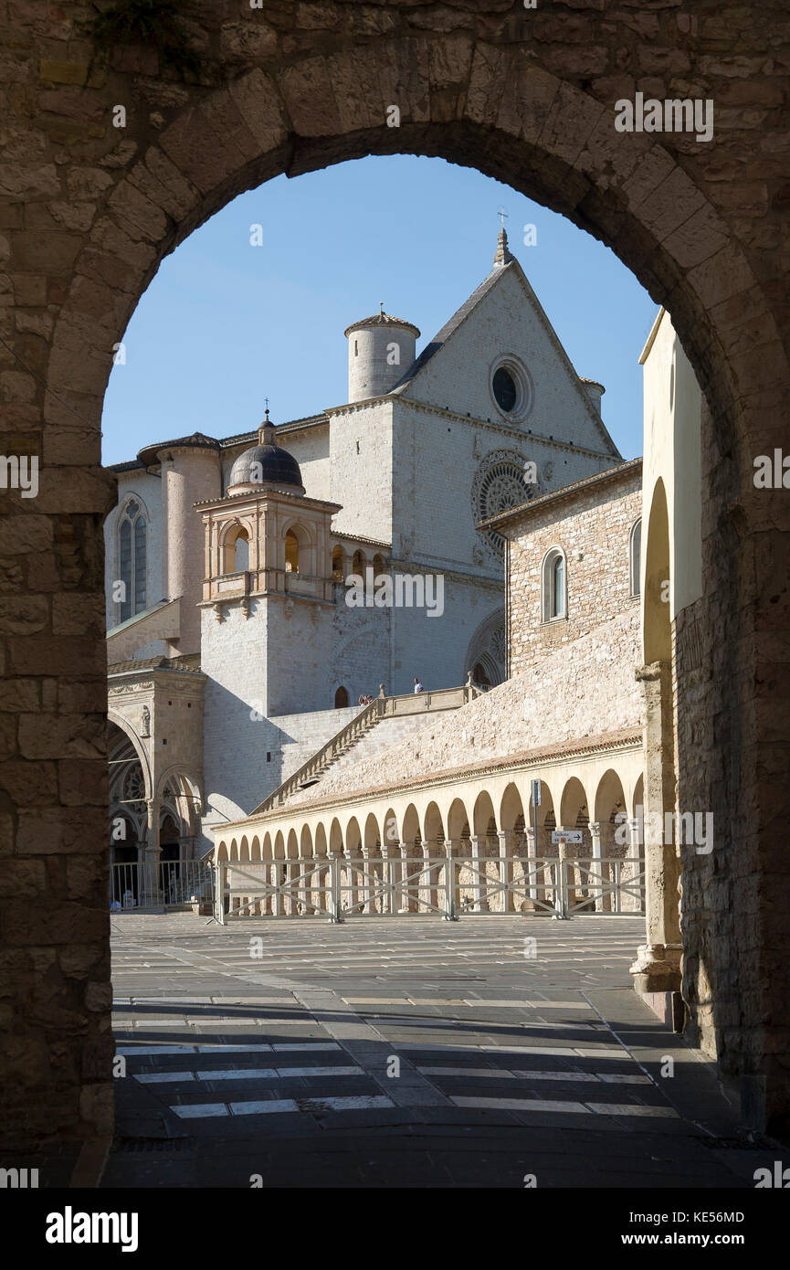 Piazza Inferiore di S. Francesco und romanischen und gotischen Franziskanerklosters Italienisch Sacro Convento mit Oberen Kirche und der Unterkirche der Basilika Stockfoto