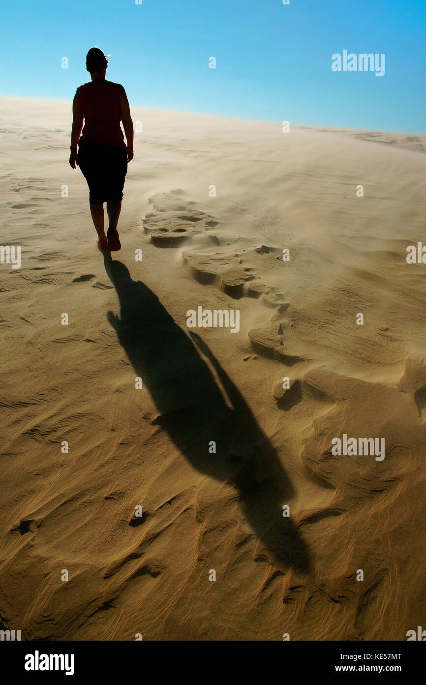 Frau auf einem Shifting Sand dune, Parque regional Lomas de arena, Santa Cruz, Santa Cruz, Bolivien Stockfoto