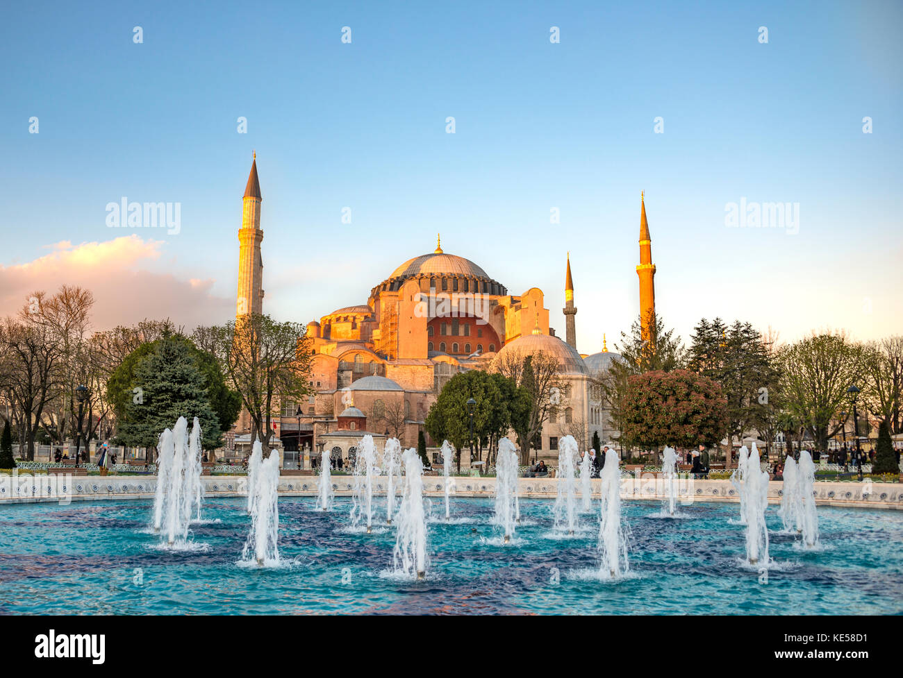 Hagia Sophia bei Sonnenuntergang, Ayasofya, Brunnen in Sultanahmet, Sultan Ahmed Park, Istanbul, europäischer Teil, Türkei Stockfoto