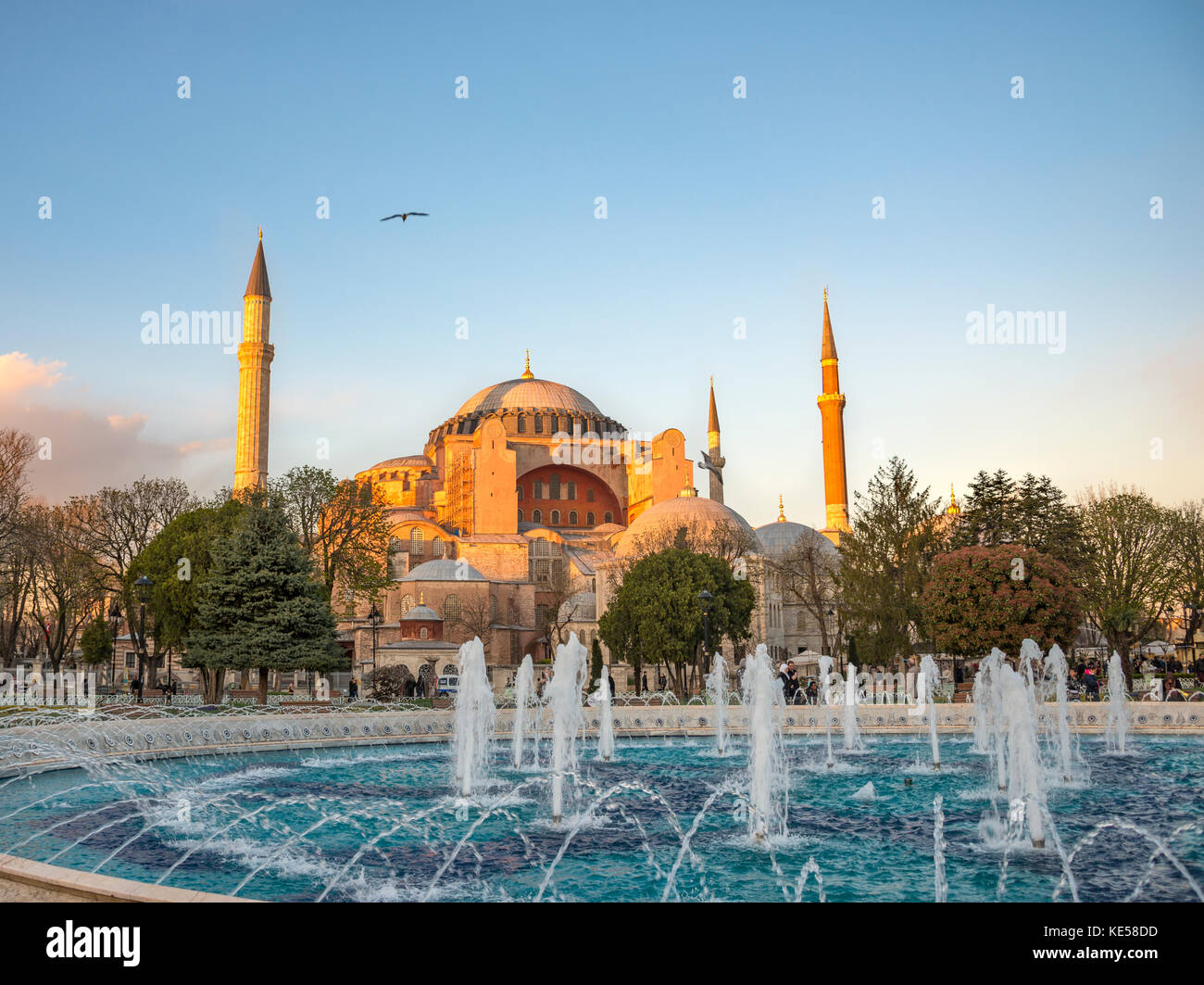 Hagia Sophia bei Sonnenuntergang, Ayasofya, Brunnen in Sultanahmet, Sultan Ahmed Park, Istanbul, europäischer Teil, Türkei Stockfoto