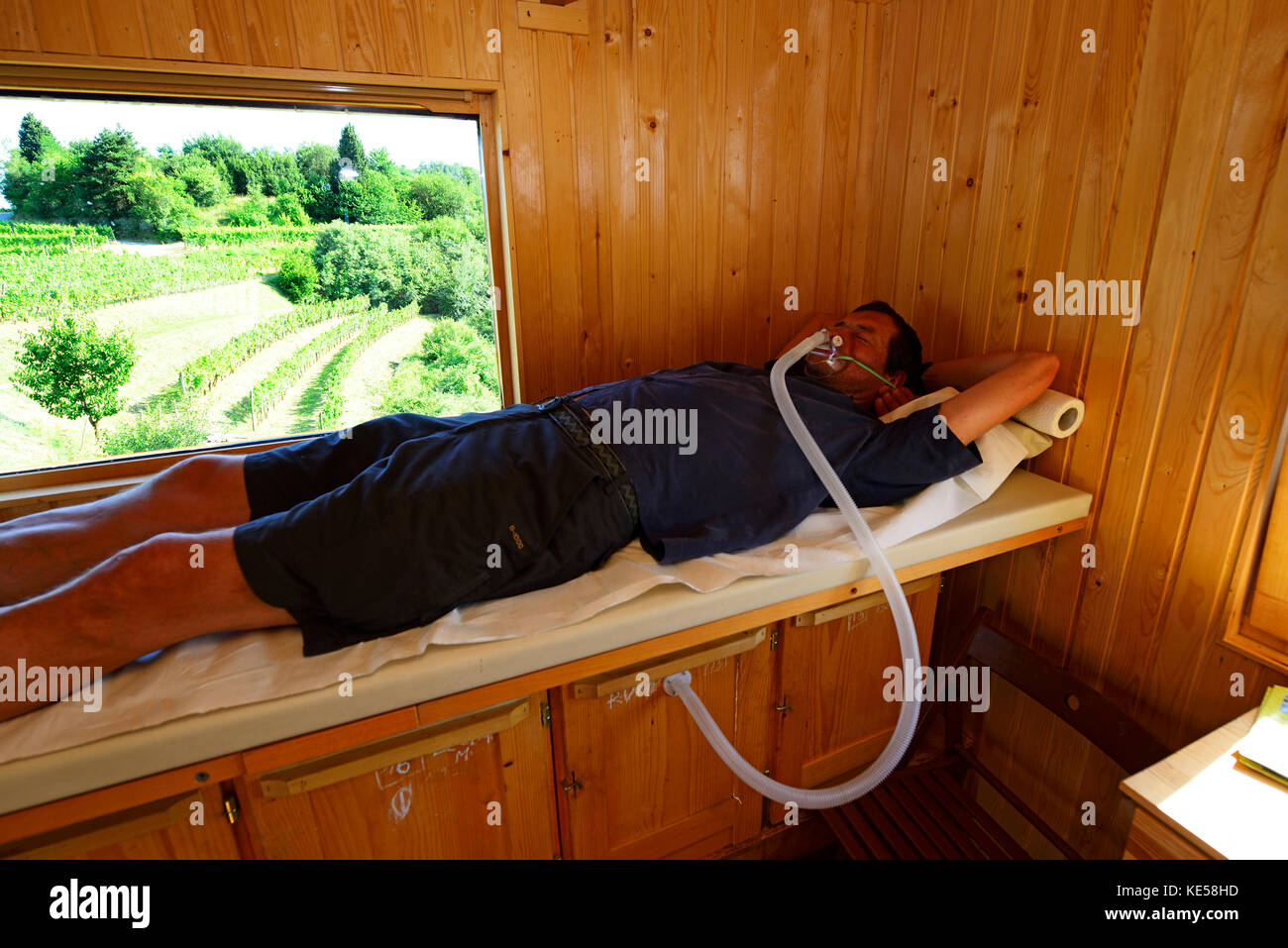 Mann, liegend auf einer Couch, Biene Therapie, api-Tourismus, dobrovo, Brda, Slowenien Stockfoto