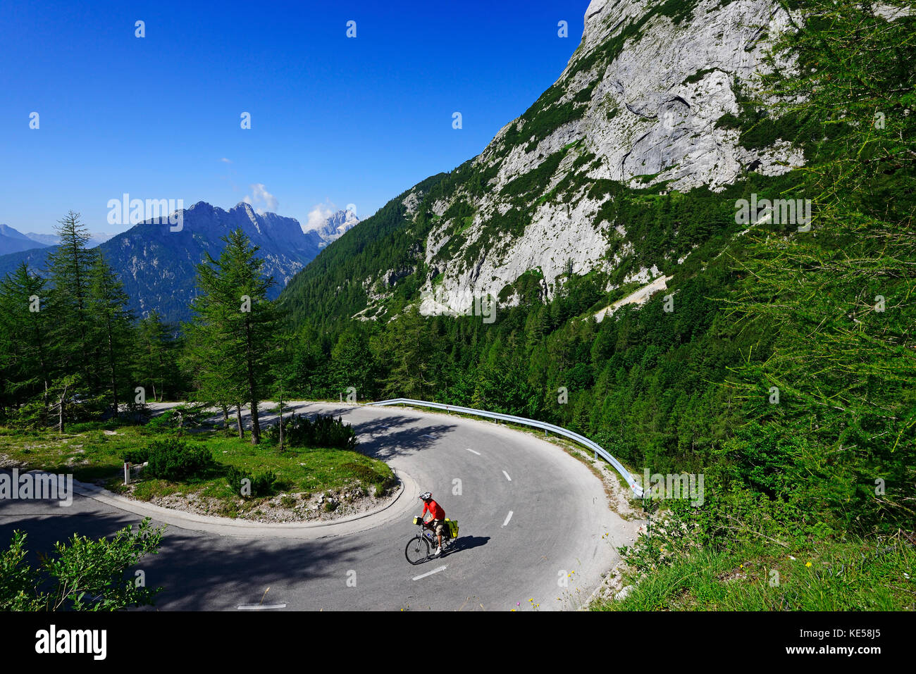 Radfahrer auf der Straße zwischen vrsic, Kranjska Gora, Julische Alpen, Slowenien Stockfoto