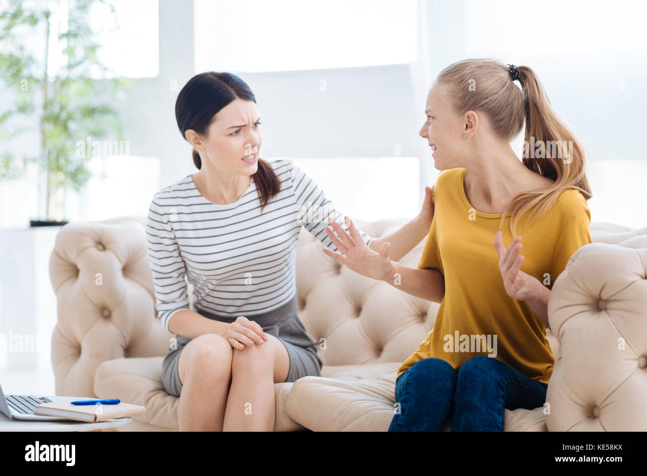 Deprimiert moody Frau ihre Wut zum Ausdruck bringen Stockfoto