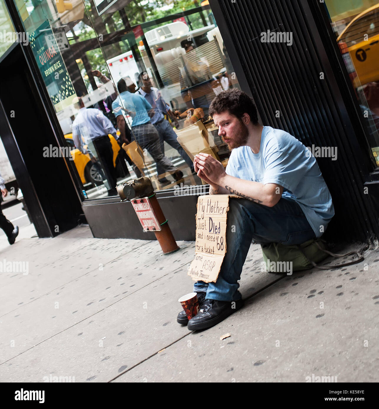 New York City, USA - Juli 08, 2015: Obdachlose Manin downtown Manhattan fordert Geld für ein Ticket. Nach einer jüngsten Schätzung in der Stadt gibt es eine Stockfoto