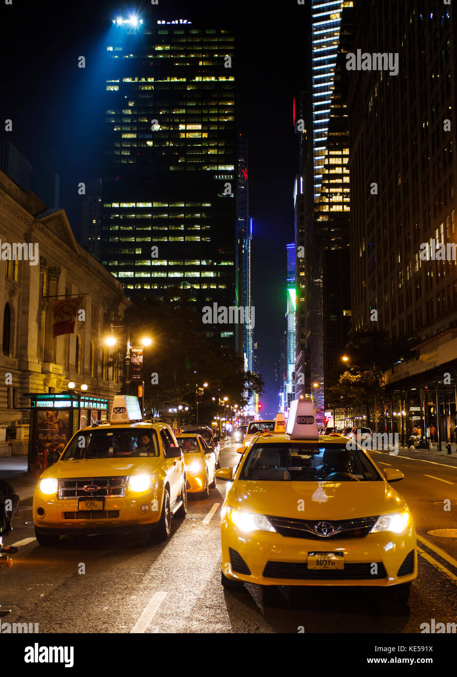 New York City, USA - 12. Juli 2015: Verkehr mit vielen gelben Taxis in Downtown Manhattan an der 42nd Sreet bei Nacht. Die gelben Taxis sind eine der wichtigsten Sy Stockfoto