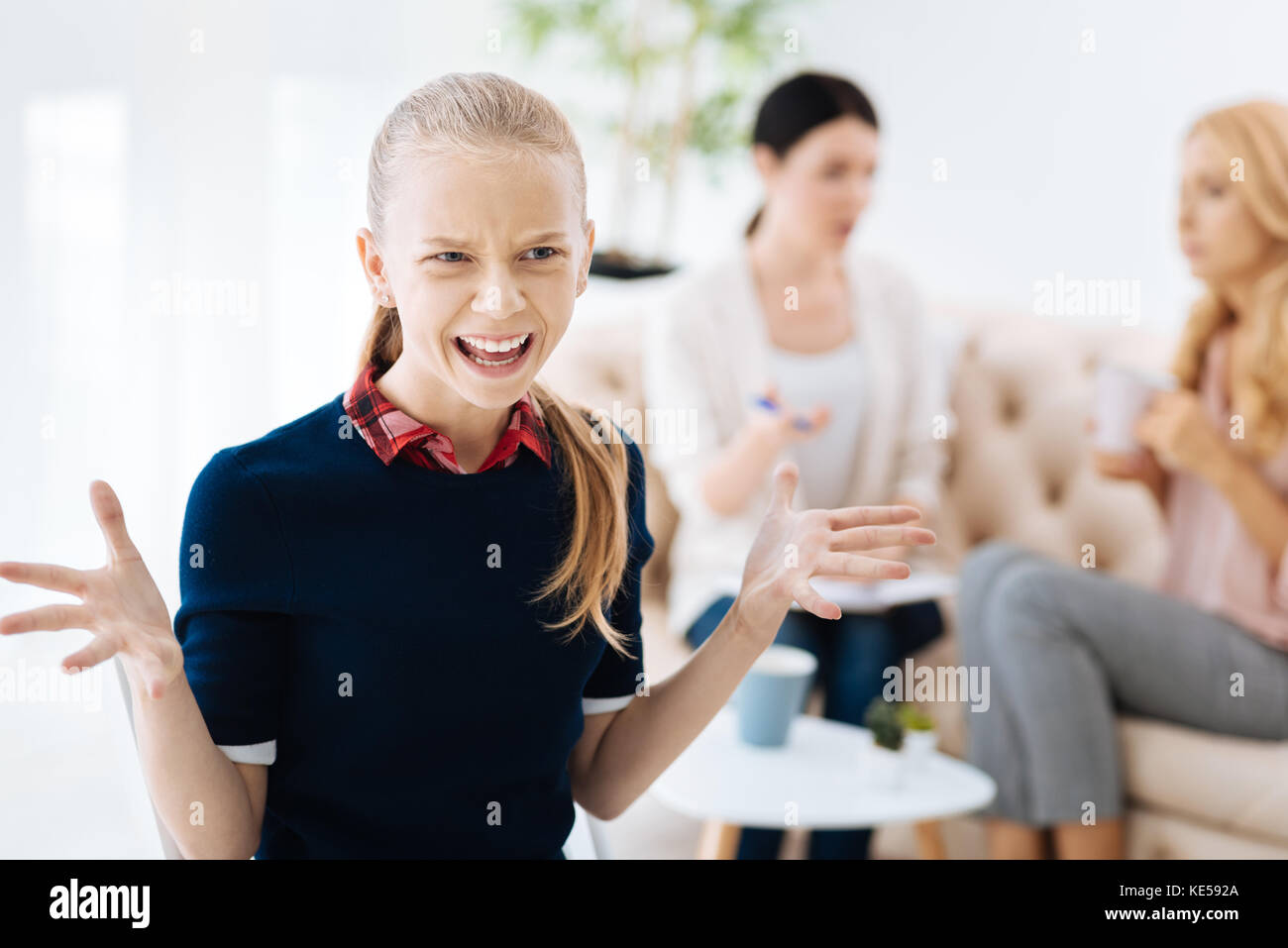 Angry Young Girl, umgekippt Stockfoto