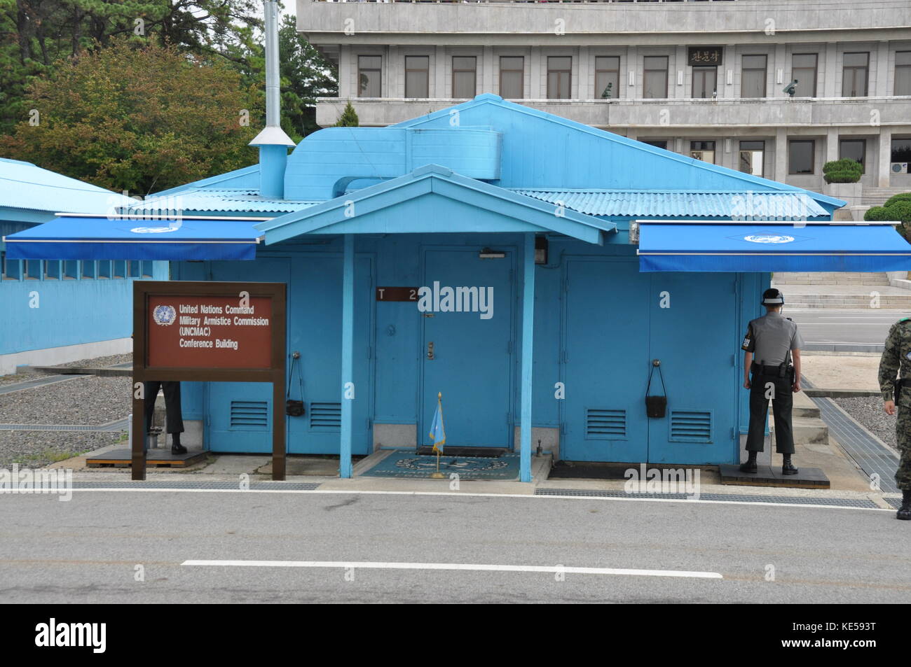 PANMUNJOM, SÜDKOREA - 26. SEPTEMBER 2014: Koreanische Soldaten beobachten Grenze zwischen Süd- und Nordkorea in der Joint Security Area (DMZ) auf Septemb Stockfoto