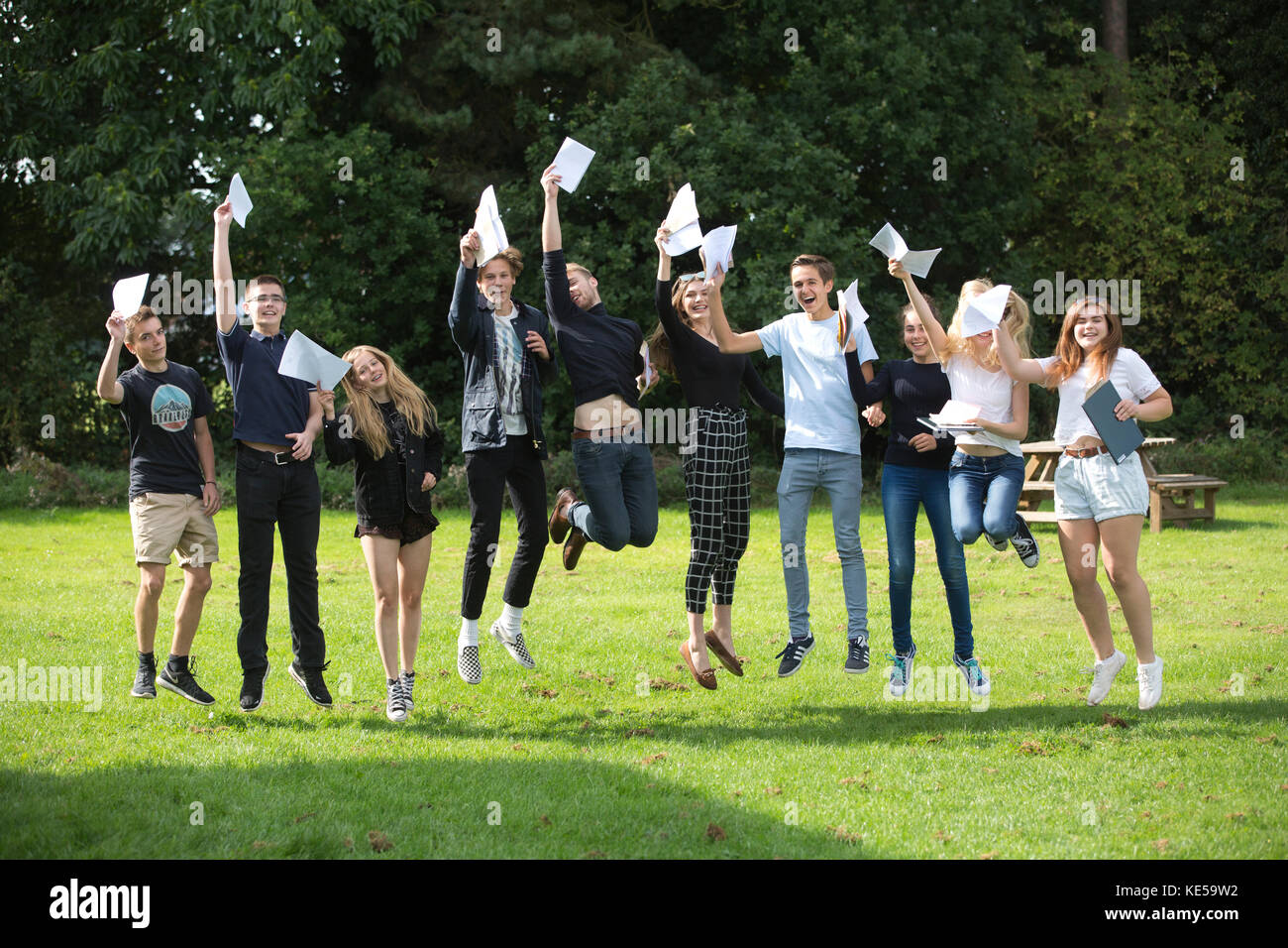 Die GCSE Ergebnisse Tag Bennett Memorial School, herausragende Kirche von England Schule, Tunbridge Wells, Kent, England, Großbritannien Stockfoto