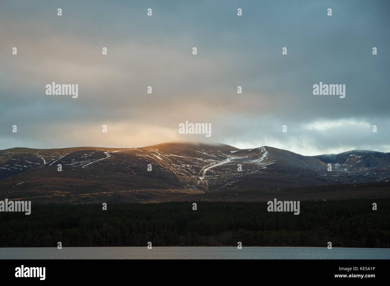 Eine Ansicht der Cairn Gorm Mountain über Loch Insh Stockfoto
