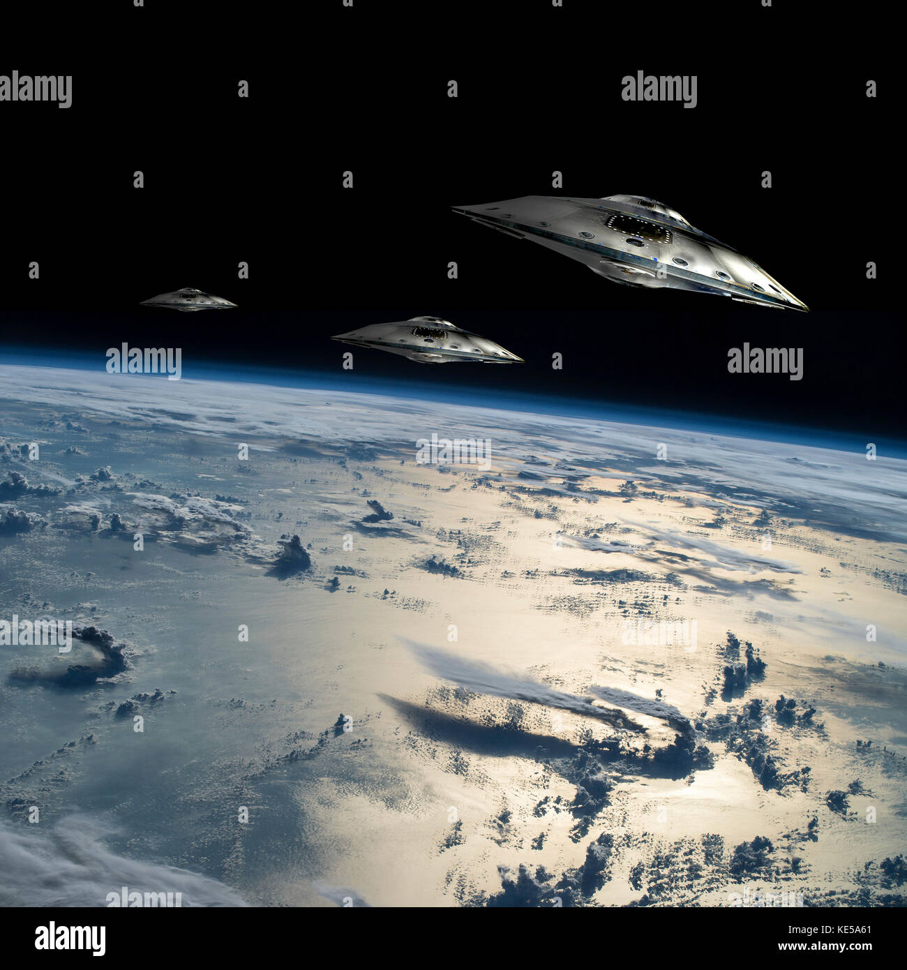 Eine kleine Flotte von fliegenden Untertassen die Position im Orbit über der Erde. Stockfoto