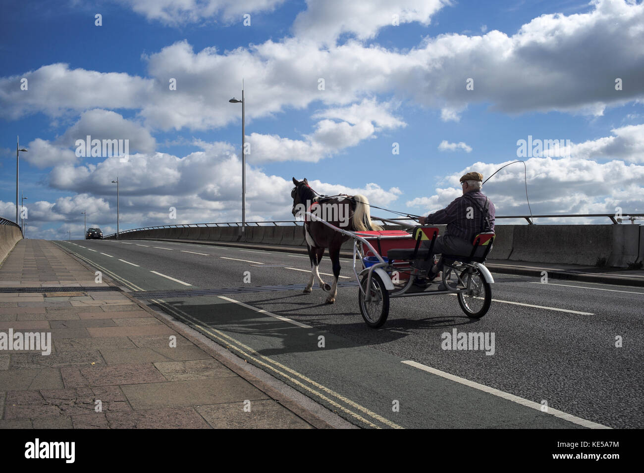 Ein alter Mann mit einem Pferd und Trap als Transport reiten über Itchen Toll Bridge in Southampton, England. Stockfoto