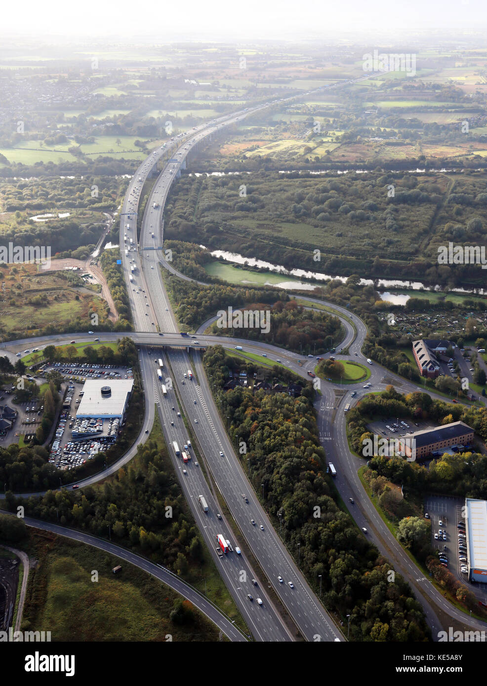 Luftaufnahme Blick nach Süden auf die Autobahn M6 an der Ausfahrt 21, Warrington, Großbritannien Stockfoto