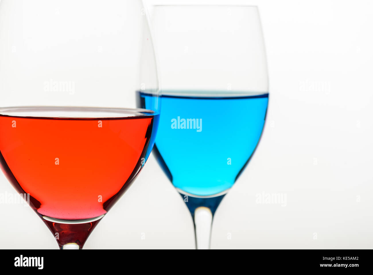 Zwei Gläser mit blauen Wasser und Rotwein Stockfoto