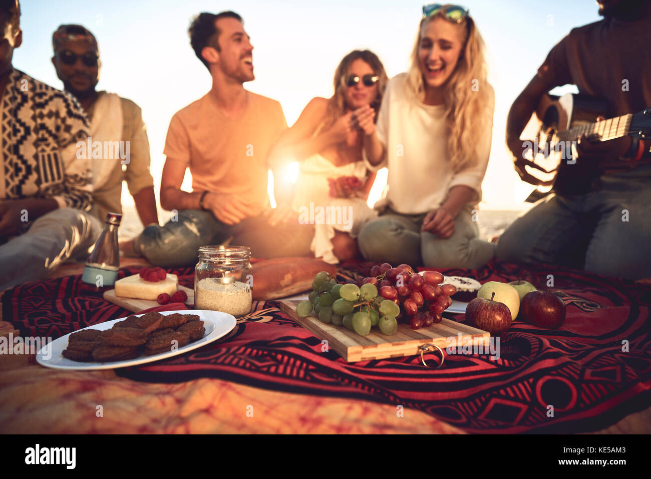 Junge Freunde genießen sonnigen Sommer Picknick Stockfoto