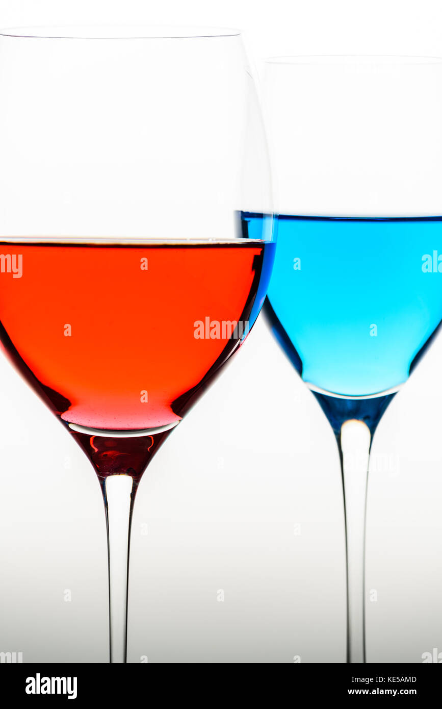 Zwei Gläser mit blauen Wasser und Rotwein Stockfoto