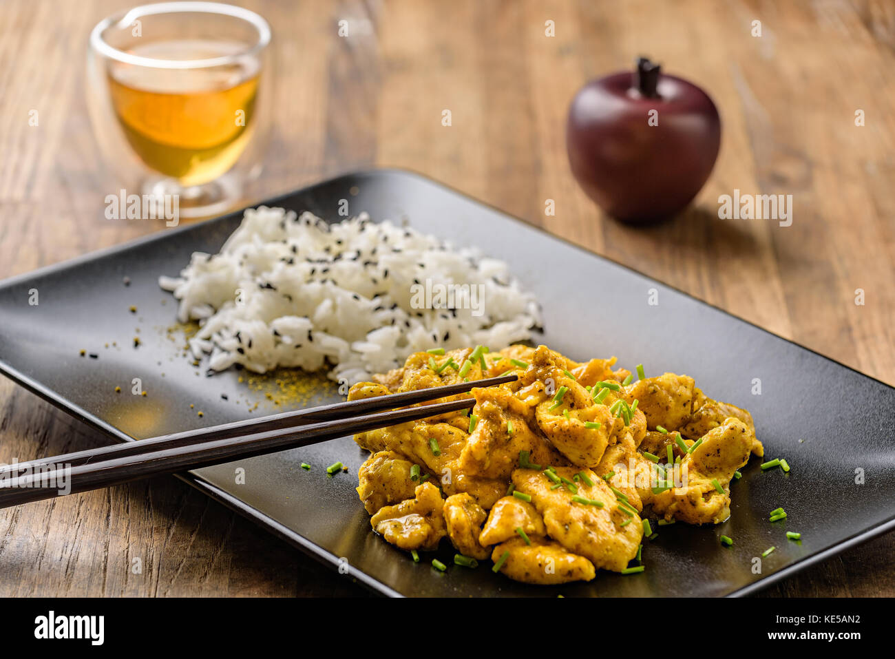 Curry Huhn und orientalischer Reis in einem blak Dish Stockfoto