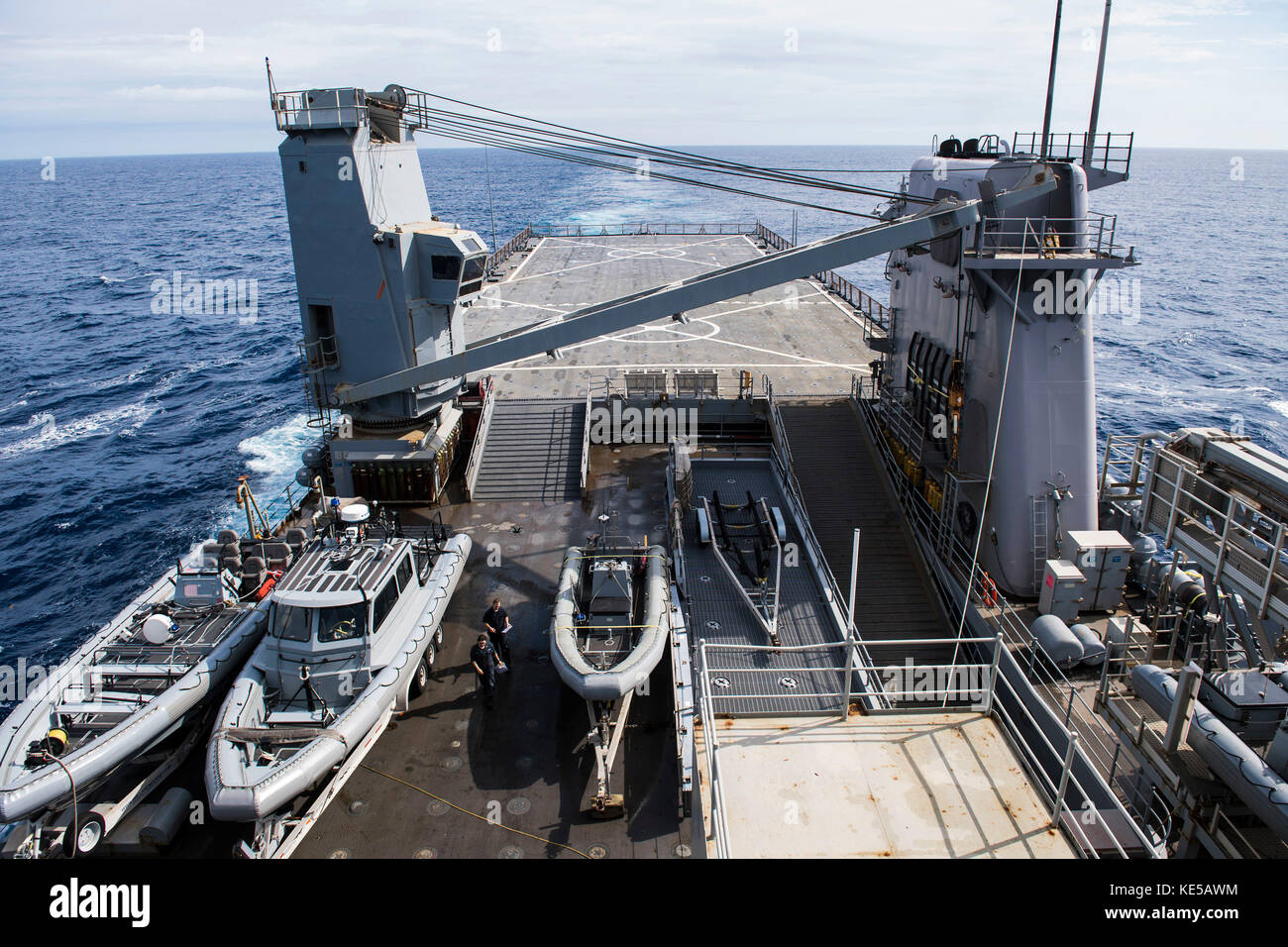 Die USS Oak Hill durchquert den Atlantik, um den Hurrikan Harvey zu unterstützen. Stockfoto