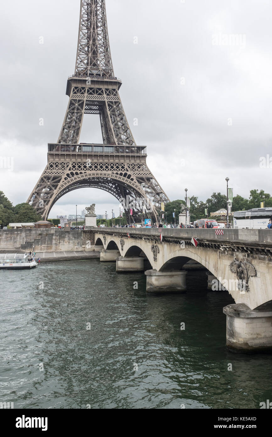 Ein Blick auf den Eiffelturm von Pont d'Iena in Paris, Frankreich Stockfoto