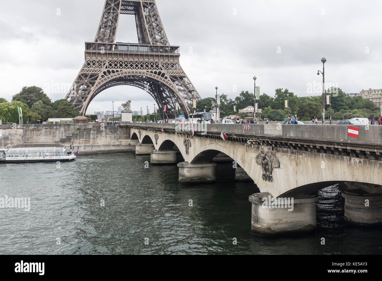 Ein Blick auf den Eiffelturm von Pont d'Iena in Paris, Frankreich Stockfoto