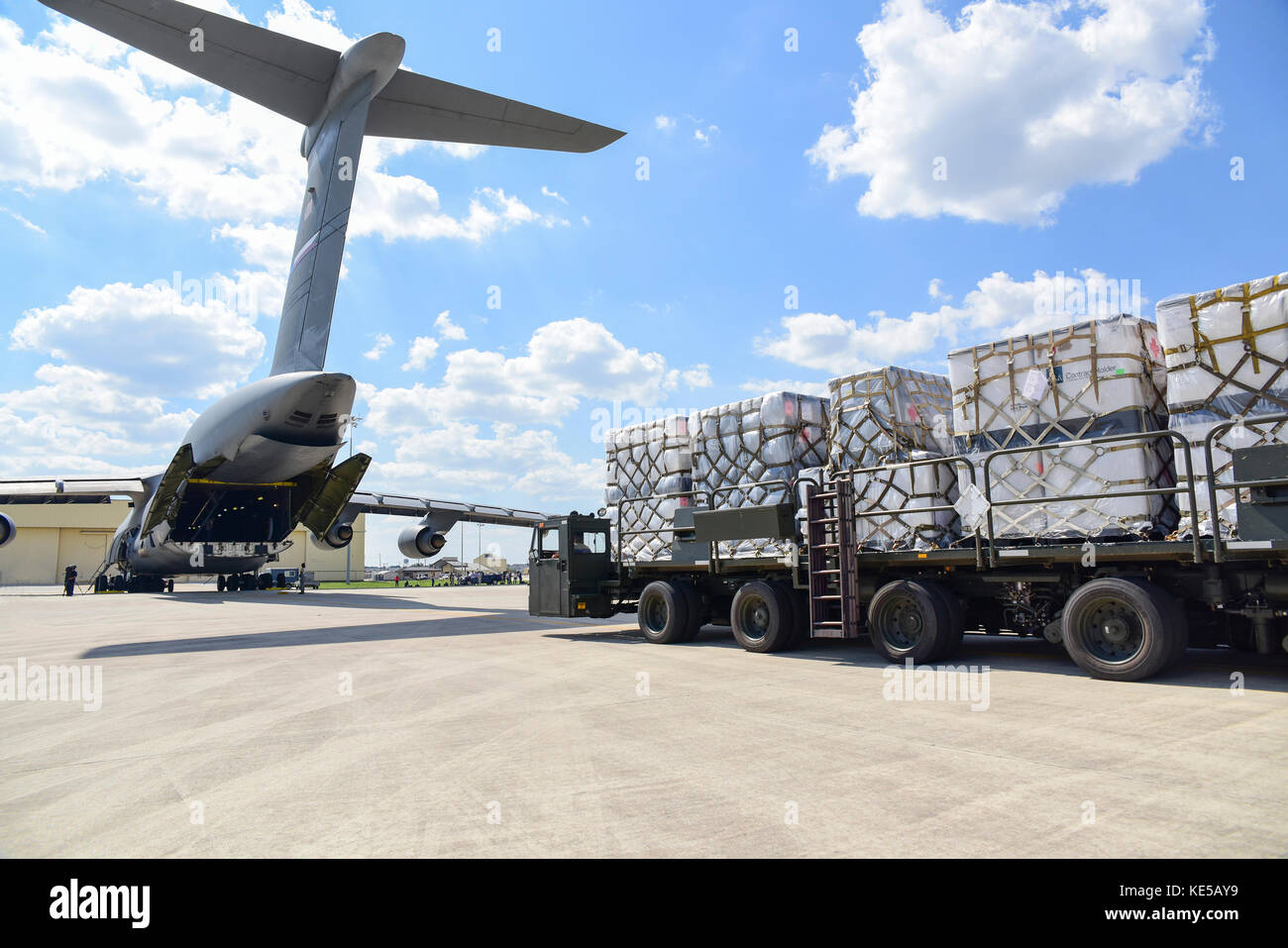 Paletten von Lieferungen bereit zu Texas zur Unterstützung der Hurrikan harvey Hilfsmaßnahmen geliefert werden. Stockfoto