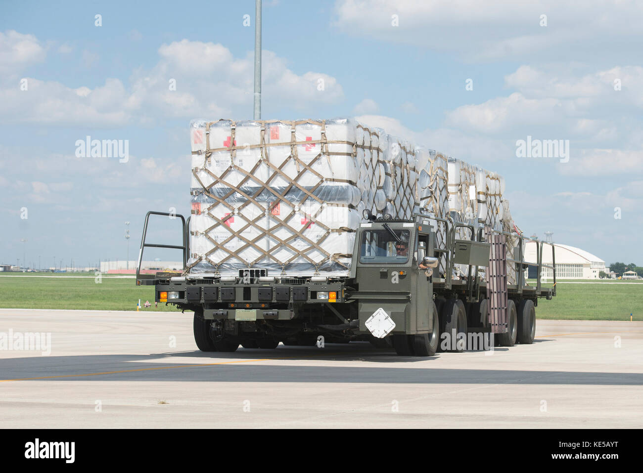 Paletten von Lieferungen bereit zu Texas zur Unterstützung der Hurrikan harvey Hilfsmaßnahmen geliefert werden. Stockfoto