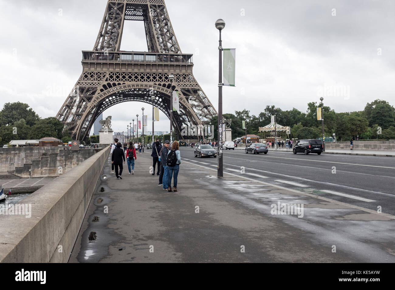 Ein Blick auf den Eiffelturm von Pont d'Iena in Paris, Frankreich Stockfoto