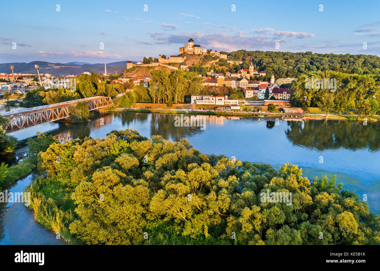 Anzeigen von trencin mit der Trentschiner Burg oberhalb der vah River in der Slowakei. Stockfoto
