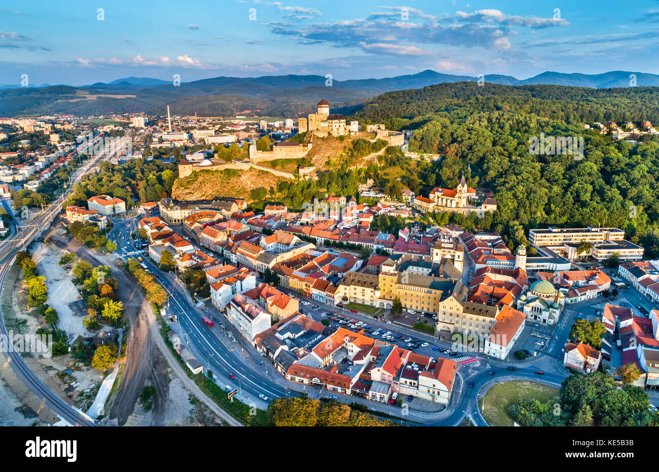 Antenne Panorama der Altstadt von Trencin in der Slowakei Stockfoto