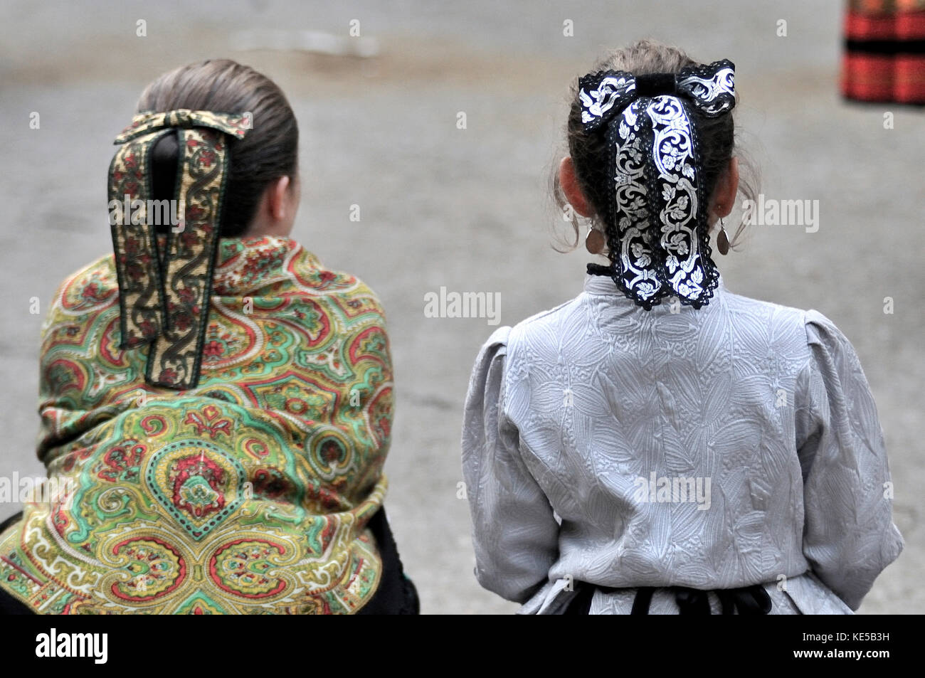 Zwei Mädchen, die in der typischen Tracht. Wallfahrt der Nuestra Señora de Gracia in San Lorenzo de El Escorial, Madrid. Stockfoto