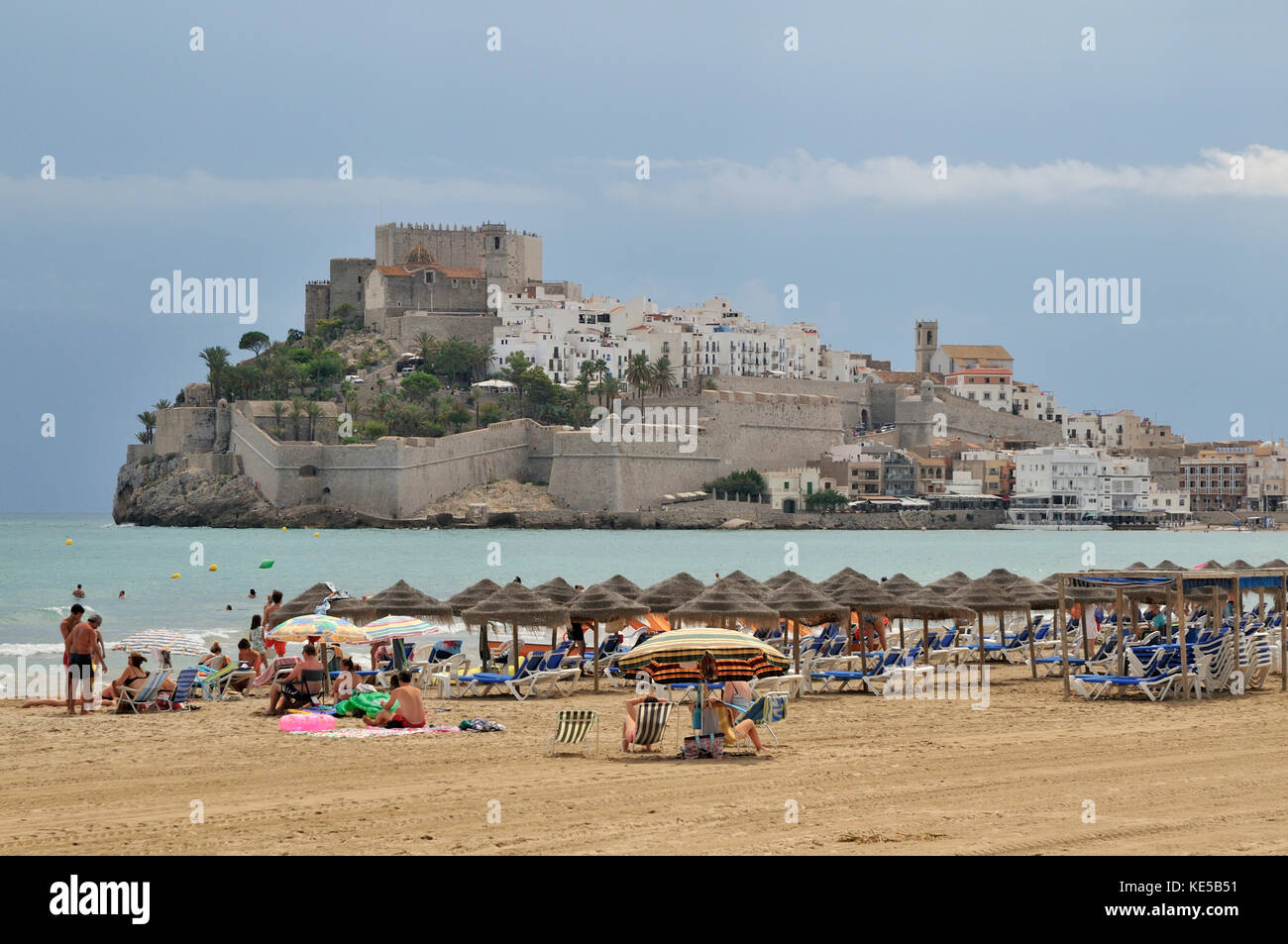 Der Strand, die Stadt und das Schloss von Papa Luna. Peniscola, Spanien. Stockfoto