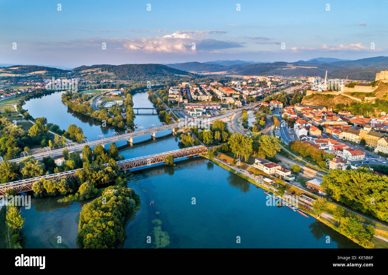 Ansicht des vah River in Trencin, Slowakei. Stockfoto