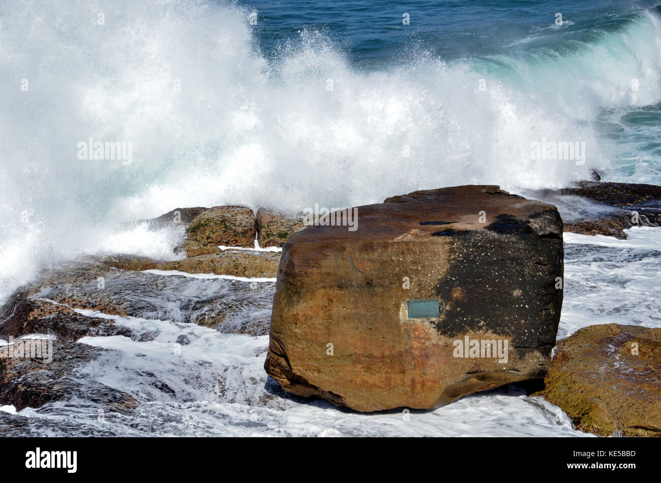 Die "Big Rock' oder 'mermaid Rock'am Bondi Beach in Sydney, Australien. Der Rock, mit einem Gewicht von 235 Tonnen wurde wshed am Ufer bei einem Sturm im Jahre 1933. Stockfoto