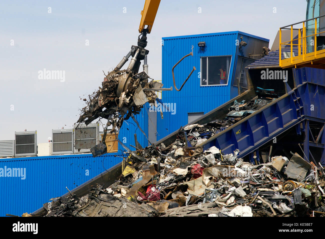 Laval, Kanada, 10. April, 2017. Greifhaken, der Metallschrott in einer Recyclinganlage aufnimmt. Quelle: Mario Beauregard/Alamy Live News Stockfoto