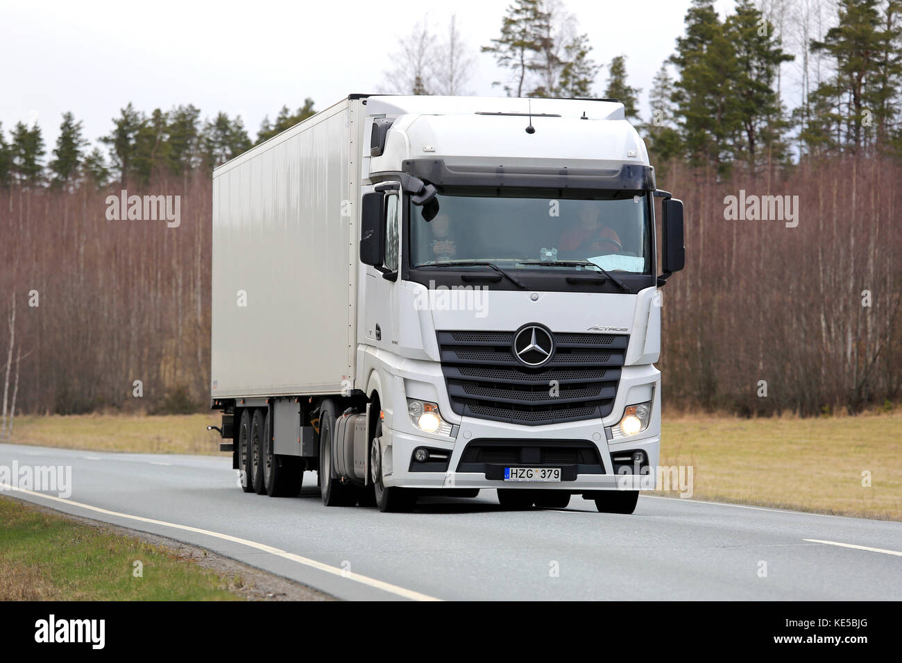 Salo, Finnland - 22 April 2016: weiße Mercedes-Benz Actros Semi Truck Lkw aloing ländlichen Straße im Süden Finnlands an einem bewölkten Tag. Stockfoto