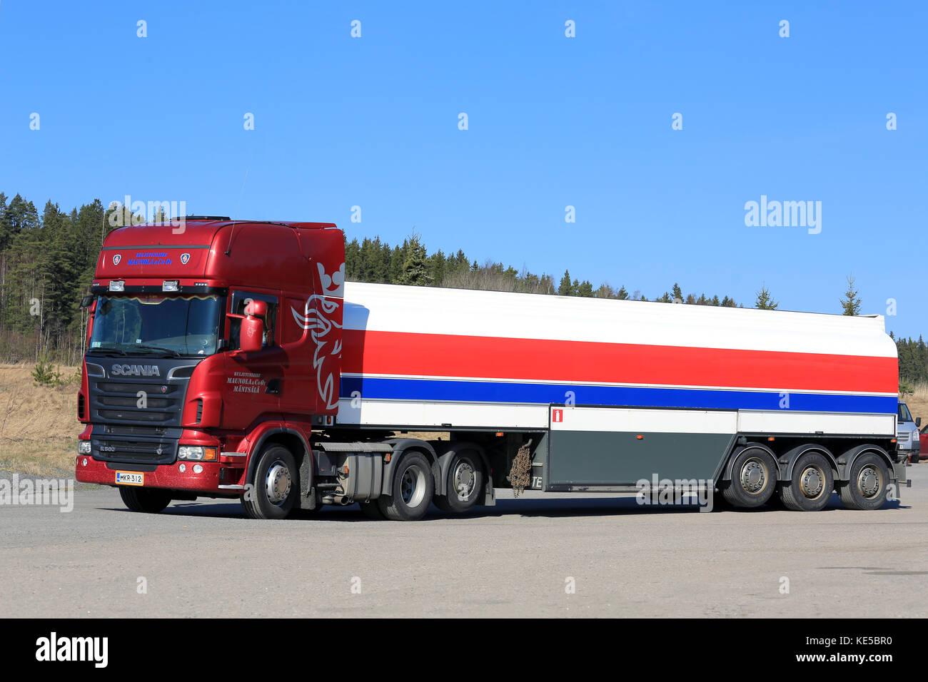 Salo, Finnland - 16 April 2016: rote Scania R580 semi Tank-LKW hält an den Asphalt Hof von einem Truck Stop in Süden Finnlands an einem sonnigen Tag mit Blau Stockfoto