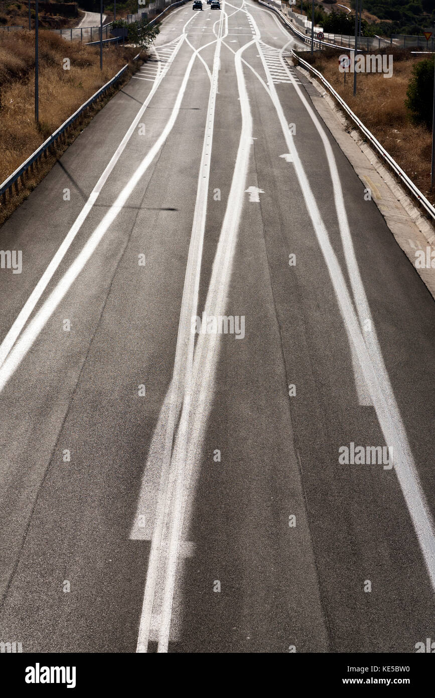 Malia, Kreta, Griechenland. Die E75 eine Nationalstraße mit neuer Straßenoberfläche und weißen Linien auf der ganzen Autobahn und verwirrenden Autofahrern Stockfoto