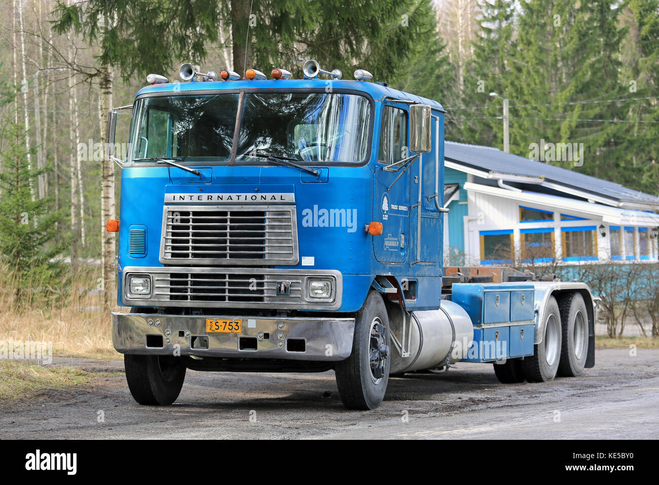 SALO, FINNLAND - 24. APRIL 2016: Fahrerhaus des Classic Blue International Eagle 9670 über einem schweren Lkw, der entlang der Straße in Südfinnland geparkt wird. Stockfoto
