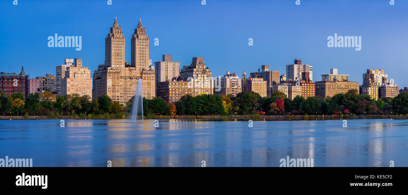 Central Park West und das Jacqueline Kennedy Onassis Reservoir in der Morgendämmerung (Panoramablick). Upper West Side, Manhattan, New York City Stockfoto