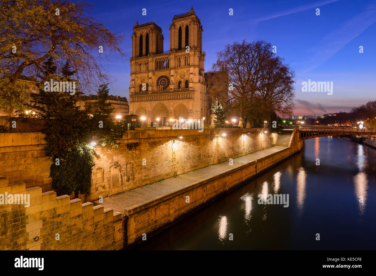 Notre Dame de Paris Kathedrale in der Dämmerung mit der Seine. Tagesanbruch in der 4. Arrondissement, Ile de la Cite, Paris, Frankreich Stockfoto