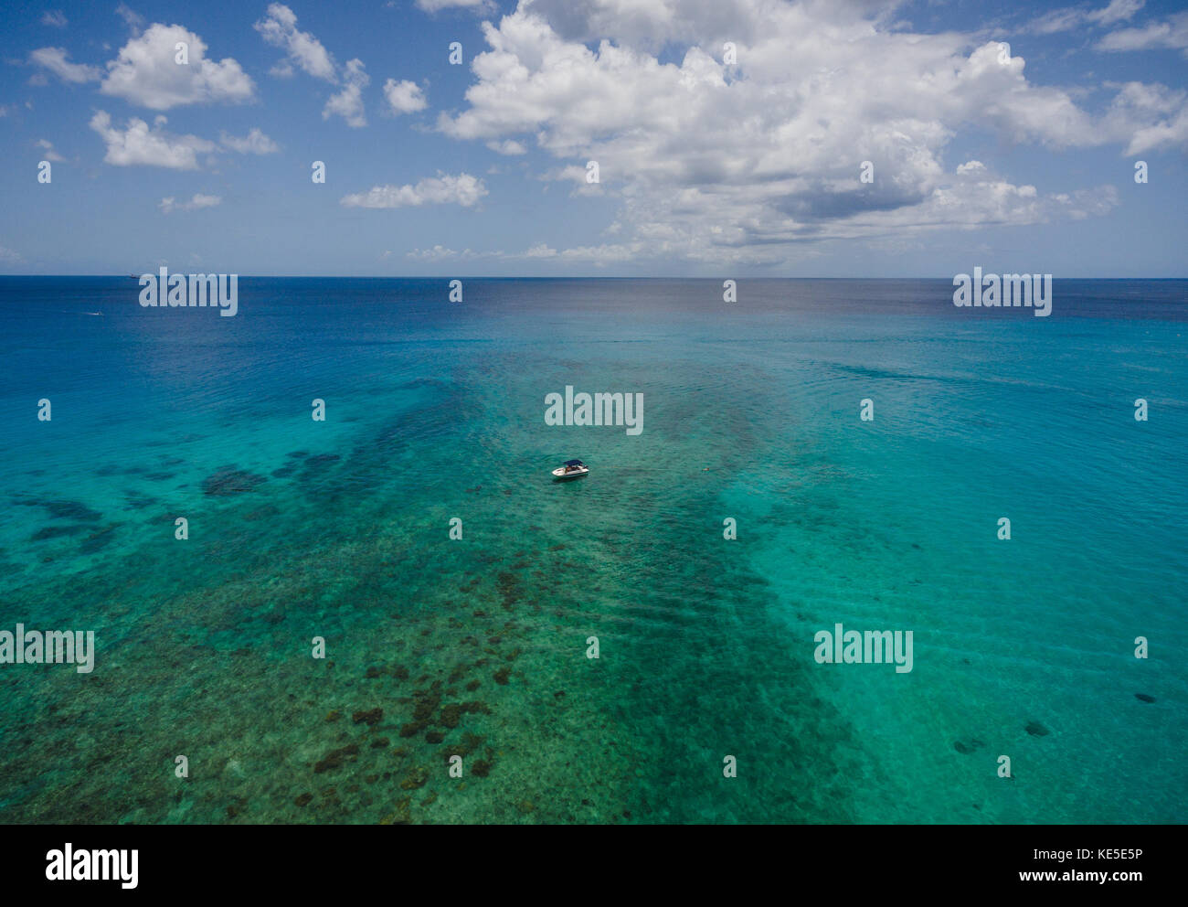 Ein Tauchgang Boot über das Riff an Mullins Strand auf der karibischen Insel Barbados verankert. Stockfoto